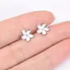 Сережка для пірсингу вуха зі сталі Біла квітка із золотистою серединкою